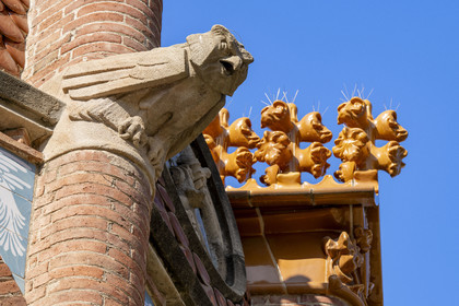 Espagne, Catalogne, Barcelone, quartier d'El Guinardo, ancien Hospital de la Santa Creu i de Sant Pau classé Patrimoine Mondial de l'UNESCO, de style moderniste par l'architecte Domenech i Montaner, aujourd'hui un musée et un centre culturel, détail de la décoration d'un des pavillons