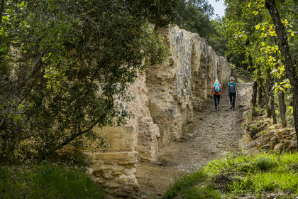 France, Gard, Vers Pont du Gard, hikers along the remains of the Roman aqueduct over 52 km long which brought water from the Fontaine d'Eure at the foot of Uzès to Nimes via the Pont du Gard