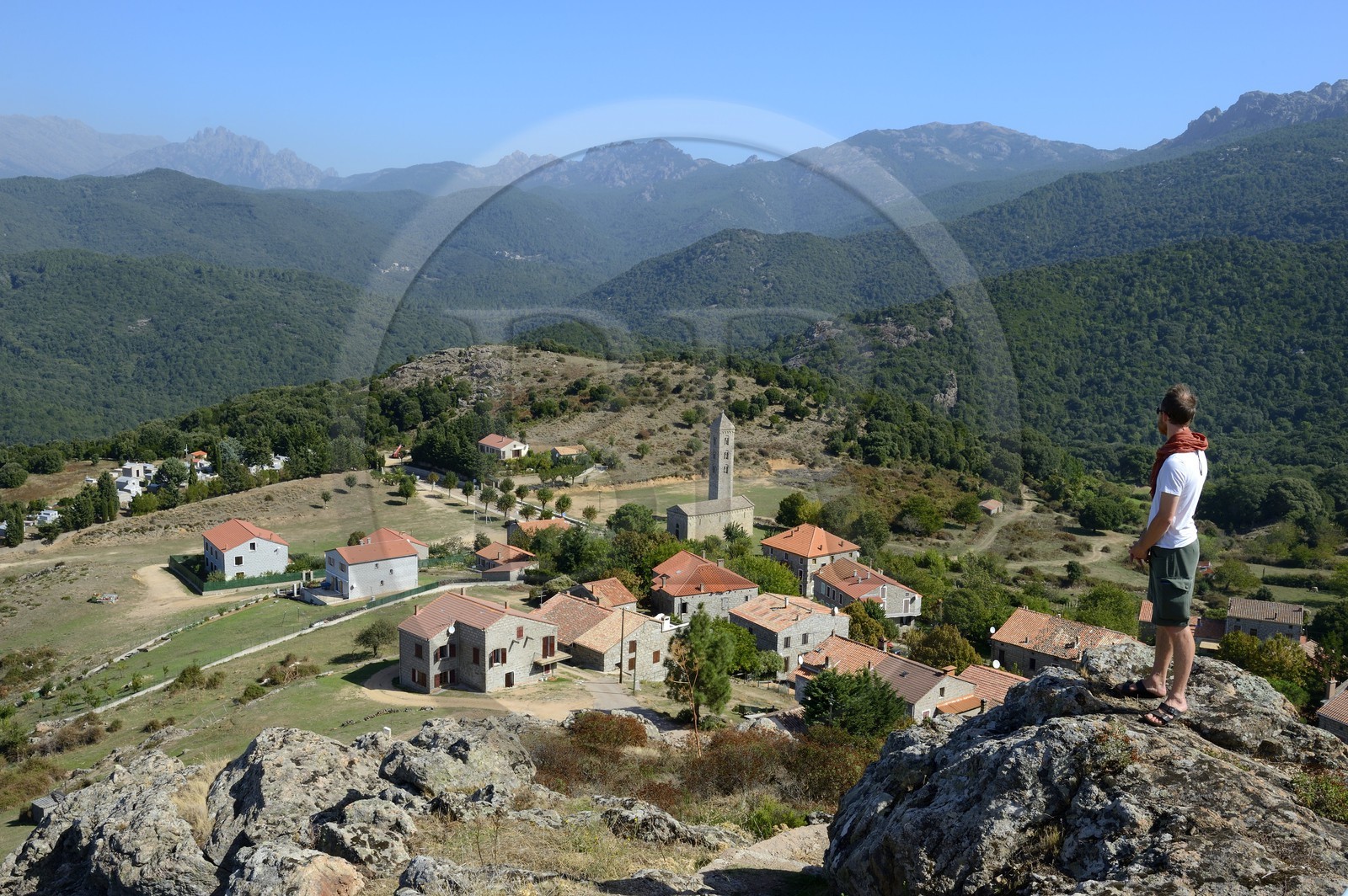 France, Corse-du-Sud (2A), Alta Rocca, Carbini, l'église Saint-Jean-Baptiste et son campanile, le village était au coeur du mouvement hérétique des Giovannali France, Corse-du-Sud (2A), Alta Rocca, Carbini, l'église Saint-Jean-Baptiste et son campanile, le village était au coeur du mouvement hérétique des Giovannali