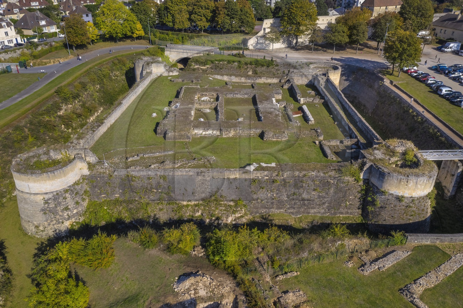 France, Calvados (14), Caen, le château ducal de Guillaume le Conquerant, les ruines du donjon (vue aérienne)