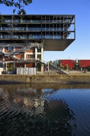 France, Bas Rhin, Strasbourg, development of port du Rhin (Rhine's harbour) and conversion of breakwater of Bassin d'Austerlitz, presqu'ile Malraux (Malraux peninsula), former Mole Seegmuller warehouse turned into commerce and residential flats, on the edge of the Austerlitz basin