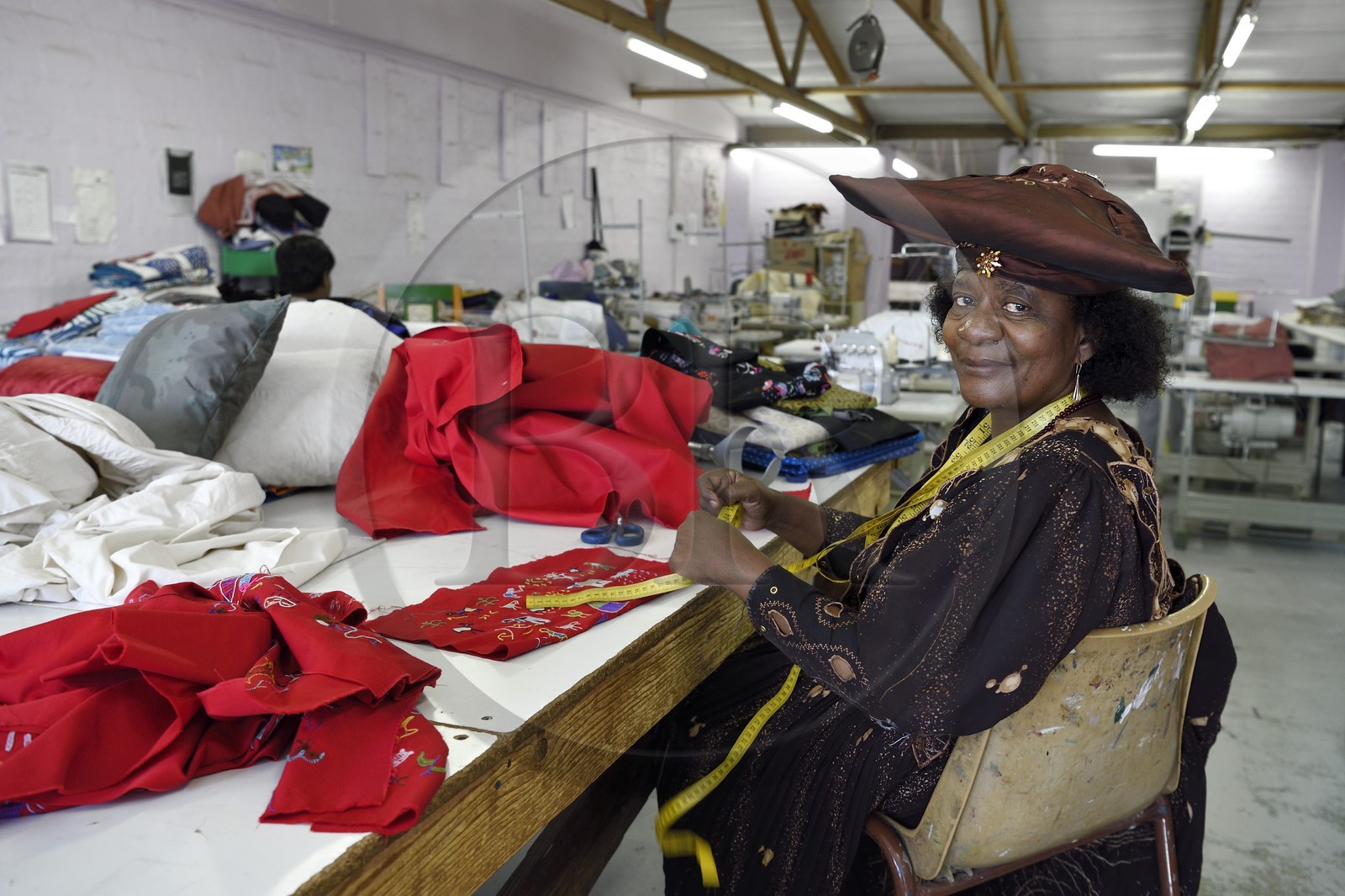 Namibie, région de Khomas, Windhoek, township de Katutura, Naomie couturière au craft center de Penduka Village en habit traditionnel Herero