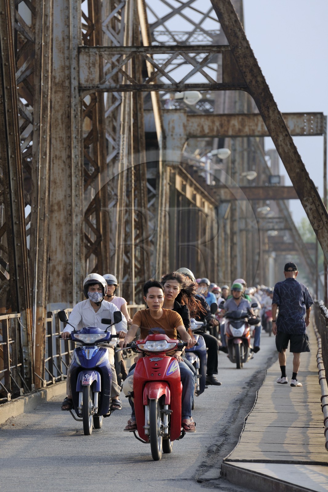 Vietnam, Hanoï, Pont Long Bien anciennement pont Paul Doumer est reservé à la circulation des trains, des deux-roues et des piétons