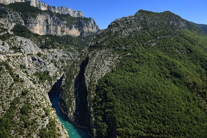 Var (83) rive gauche et Alpes-de-Haute-Provence (04) rive droite, Parc Naturel Régional du Verdon, les Gorges du Verdon débouchant sur le lac de Sainte Croix (vue aérienne)
