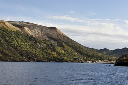 Italie, Sicile, iles Eoliennes, classées Patrimoine Mondial de l'UNESCO, ile de Vulcano, les flancs du cratère du volcan della Fossa et Vulcano Porto