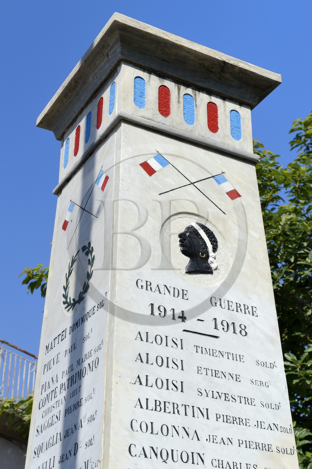 France, Haute-Corse (2B), région de la Casinca en Castagniccia, village de Penta di Casinca, le monument aux morts avec la tête de Maure emblème de la Corse