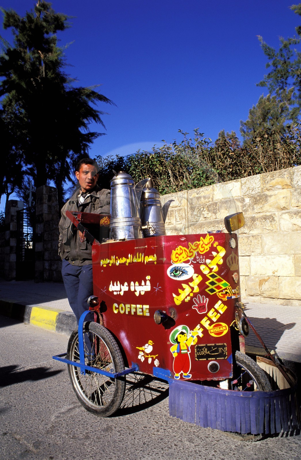 Jordanie, Madaba, Vendeur ambulant de café à la cardamone