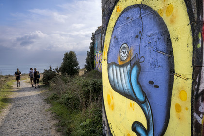 France, Loire-Atlantique (44), Estuaire de la Loire, Saint-Nazaire, Pointe de l’Eve, graffiti le long du chemin de Grande Randonnée GR 34