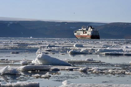 Groenland, cote Nord-Ouest, Smith sound au nord de la baie de Baffin, le bateau de croisière MS Fram de la compagnie Hurtigruten en bordure de la banquise, Latitude: 78° 21' 55,788 N
