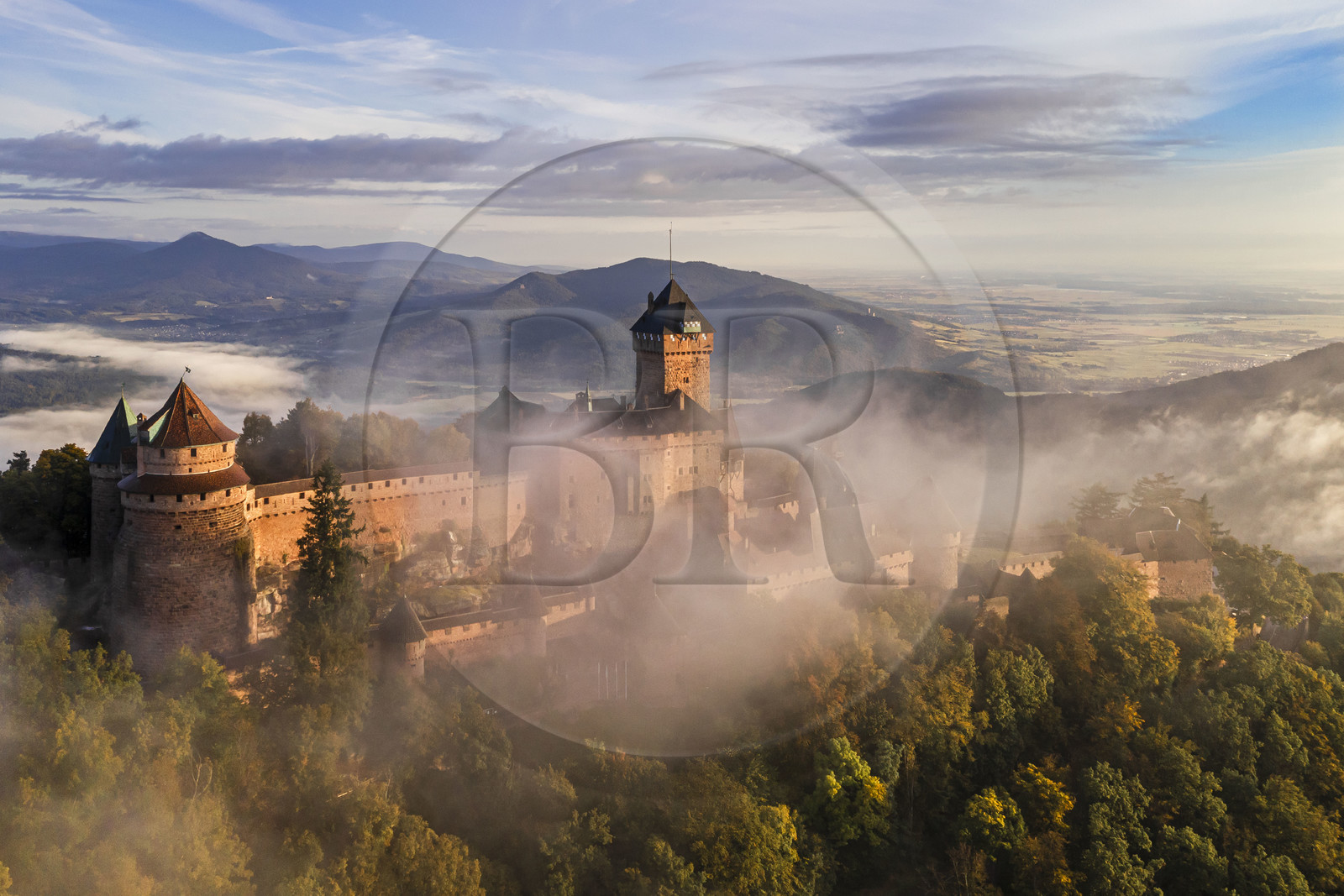 France, Bas-Rhin (67), Orschwiller, le chateau du Haut-Koenigsbourg et la plaine d'Alsace en arrière plan à droite (vue aérienne)