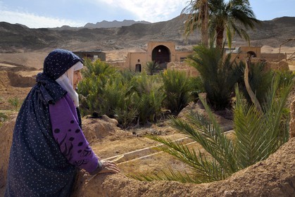 Iran, Province d'Ispahan, désert du Dasht-e Kavir, l'oasis d'Arousan dans la région de Khur et Biabanak, Khadidja est une des dernières habitantes du village