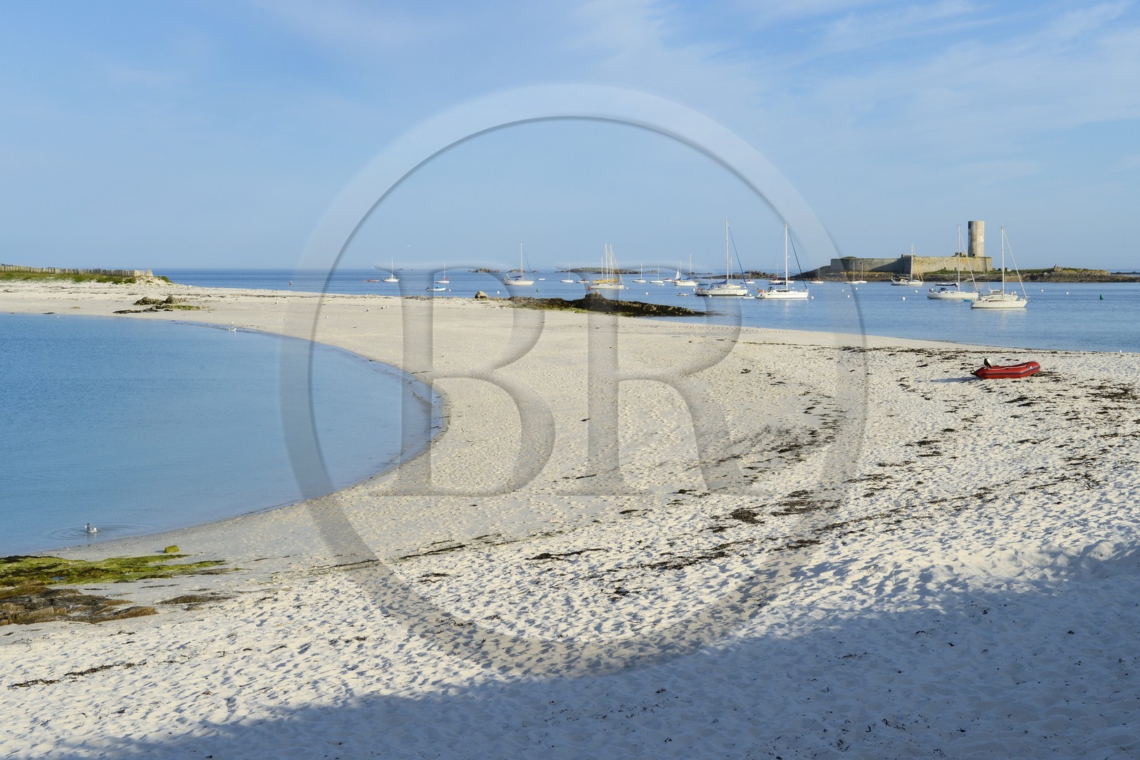 France, Finistère (29), La Foret Fouesnant, archipel des Glénan, Ile Saint-Nicolas, cordon de sable reliant l'Ile de Bananec et le Fort Cigogne sur l'Ile Cigogne en arrière plan