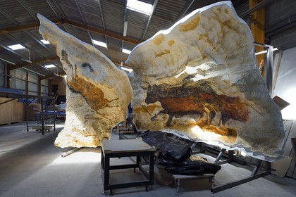 France, Dordogne (24), Montignac, l’Atelier des Fac-Similés du Périgord (AFSP) spécialisé dans la reproduction minérale de parois ornées de la préhistoire et en charge de la reconstitution fidèle des parois de la grotte de Lascaux, paroies dans les réseves en attente de transfert et d'installation au musée, mention obligatoire Atelier des Fac-Similés du Périgord