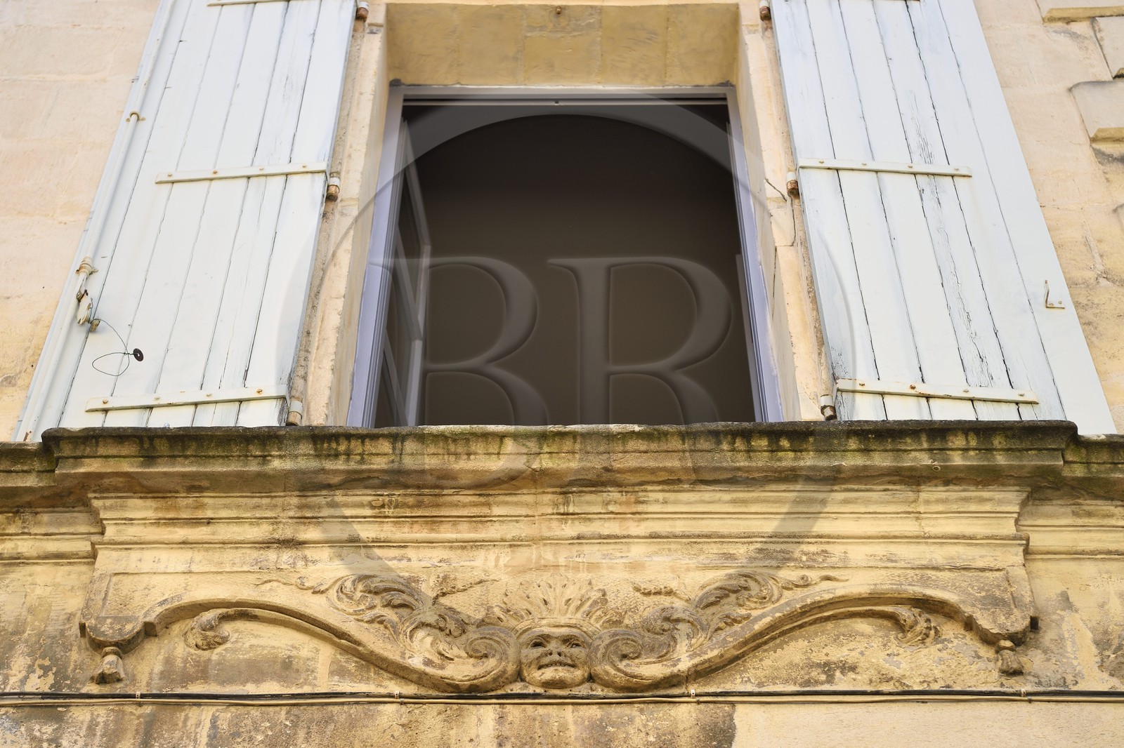 France, Bouches-du-Rhône (13), Arles, lambrequin avec une tête d'indien sur une maison du milieu du XVIIe siècle rue de Barreme