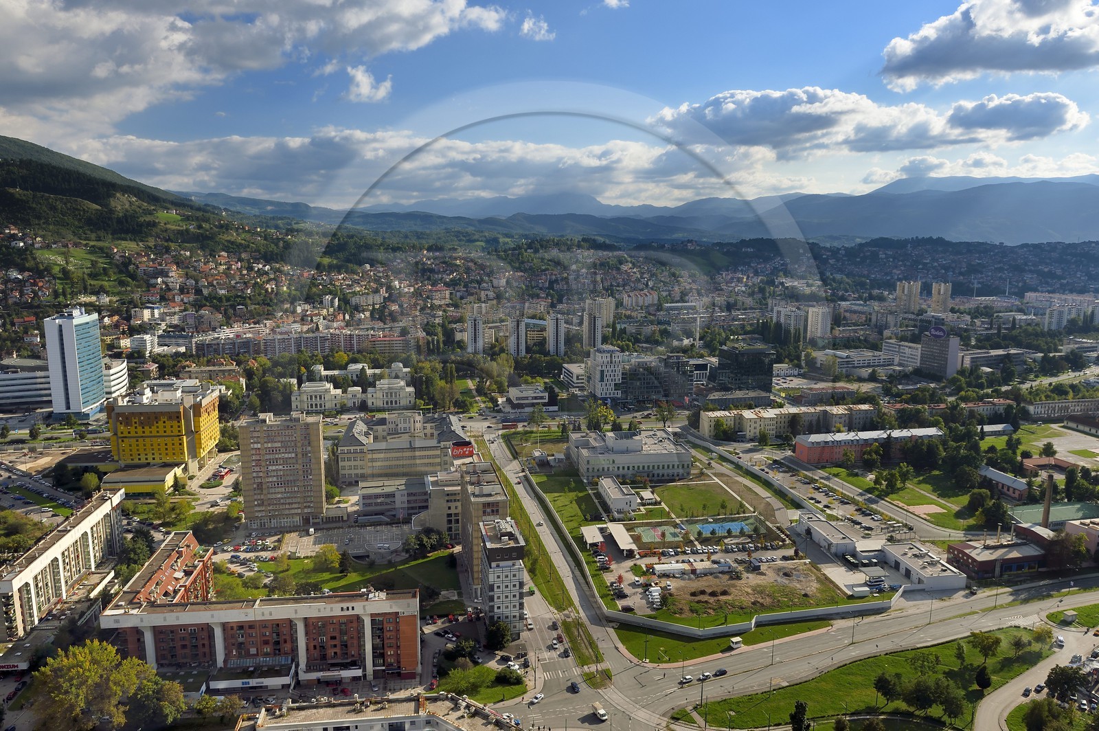 Bosnie-Herzégovine, Sarajevo, l'ambassade des Etats Unis au centre et la Sniper Alley qui désignait l'avenue principale de Sarajevo lors du siège de Sarajevo par l'Armée de la république serbe de Bosnie en arrière plan de gauche à droite