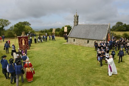 France, Finistère (29), Locronan, la procession de la Troménie arrive à la chapelle ti ar sonj au sommet de la montagne Saint-Ronan, Plas ar c'horn (le lieu de la corne) est le lieu de la 10ème et principale station