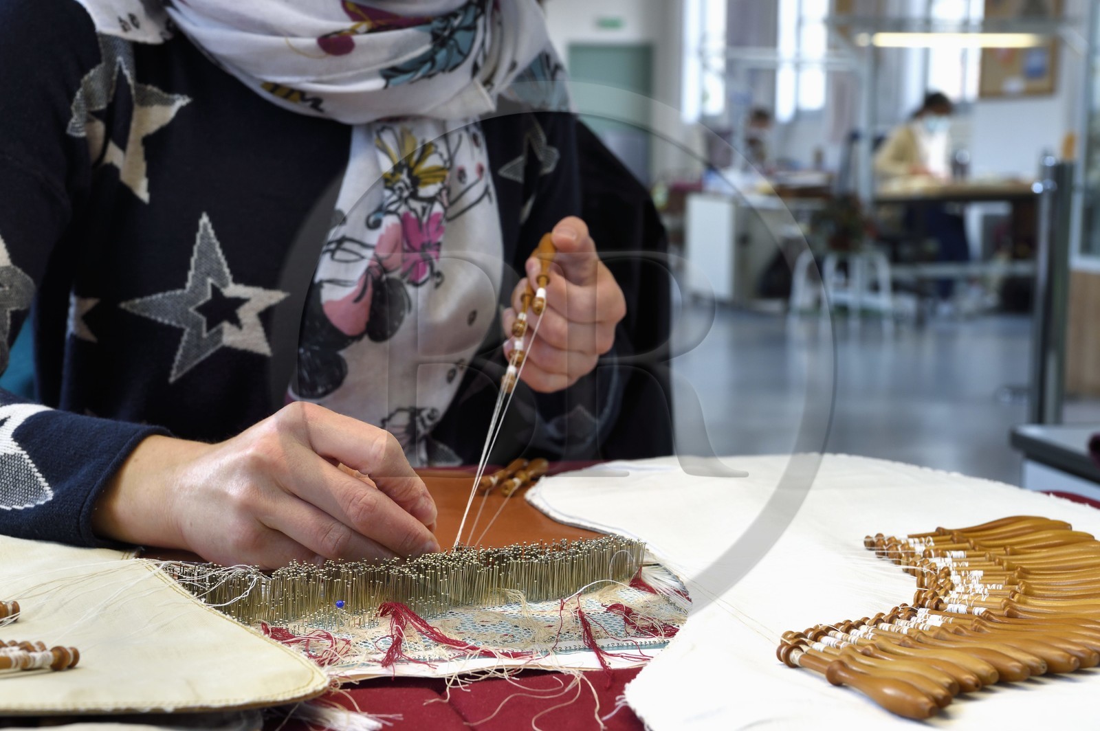 France, Haute-Loire (43), Le Puy-en-Velay, Atelier conservatoire national de la dentelle du Puy, dentelle au fuseau sur des créations d’artistes commandées par le département du mobilier national,  dentellière sur un carreau traditionnel