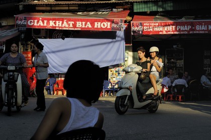 Vietnam, Hanoï, la vieille ville dans le quartier des 36 rues, circulation en moto