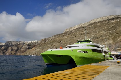 Grèce, Les Cyclades, mer Égée, île de Santorin (Thira ou Théra), Athinios port des ferry, le navire à grande vitesse (type catamaran) Flyingcat 4 de la compagnie Hellenic Seaways