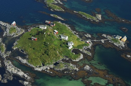Norvège, More Og Romsdal, Ile de pêcheurs au sud de Kristiansund (vue aérienne)