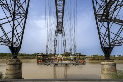 France, Charente-Maritime (17),  Rochefort, le pont transbordeur de Rochefort (ou Martrou) construit par Ferdinand Arnodin en 1900, la nacelle est en translation au dessus du fleuve Charente
