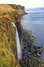 Royaume-Uni, Ecosse, région des Highlands, les Hébrides, Ile de Skye, péninsule de Trotternish, Staffin, cascade Mealt falls et falaises de Kilt Rock