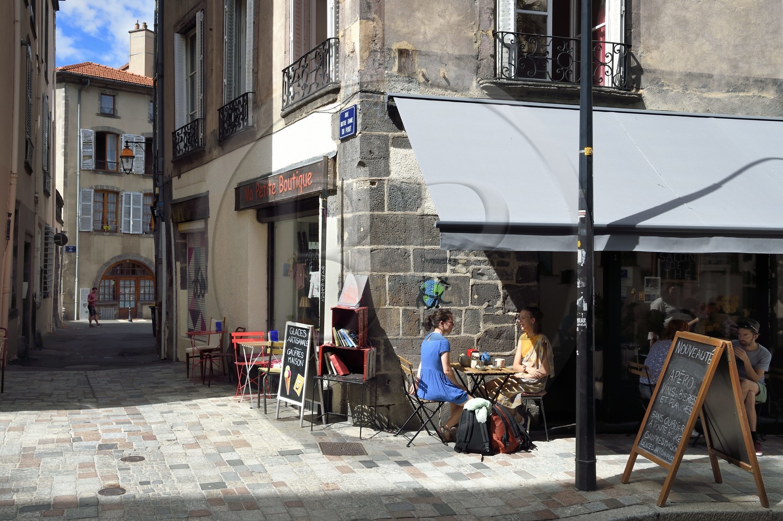 France, Puy-de-Dôme (63), Clermont-Ferrand, petit commerce à l'angle de la rue du Port et de Notre-Dame-du-Port