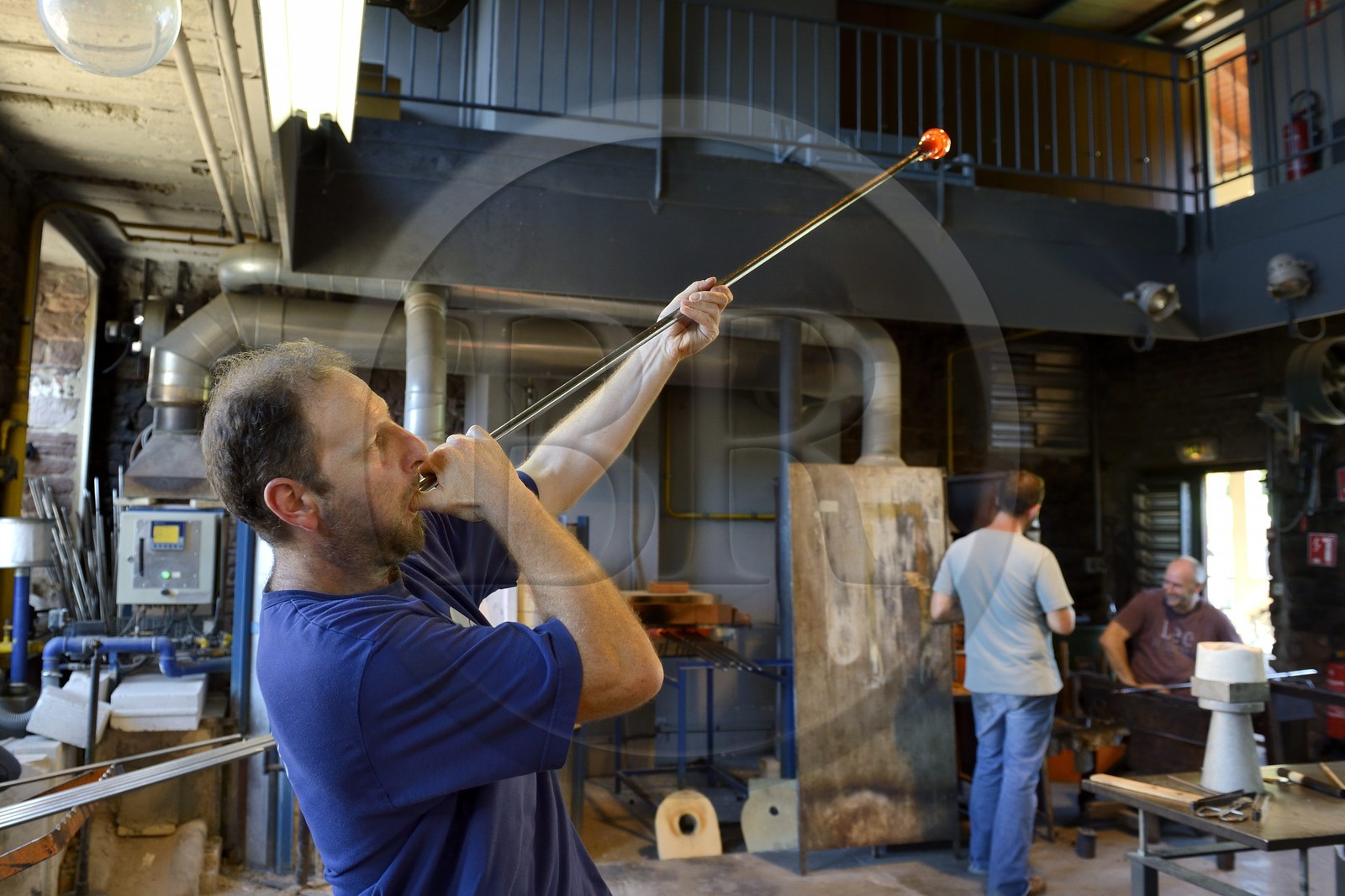 France, Moselle (57), Meisenthal, souffleur de verre au Centre international d'Art verrier (CIAV) dans l'atelier de verre à chaud