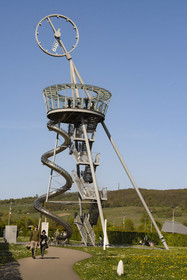 Allemagne, Bade-Wurtemberg, Weil am Rhein près de Bâle, le Vitra Campus, la Tour-Toboggan (2014) de l’artiste allemand Carsten Holler est à la fois une tour panoramique, un toboggan et une œuvre d’art