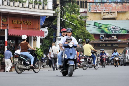 Vietnam, Hanoï, vieille ville, intense circulation sur le rond point au nord du lac Hoan Kiem appelé lac de l'épée restituée