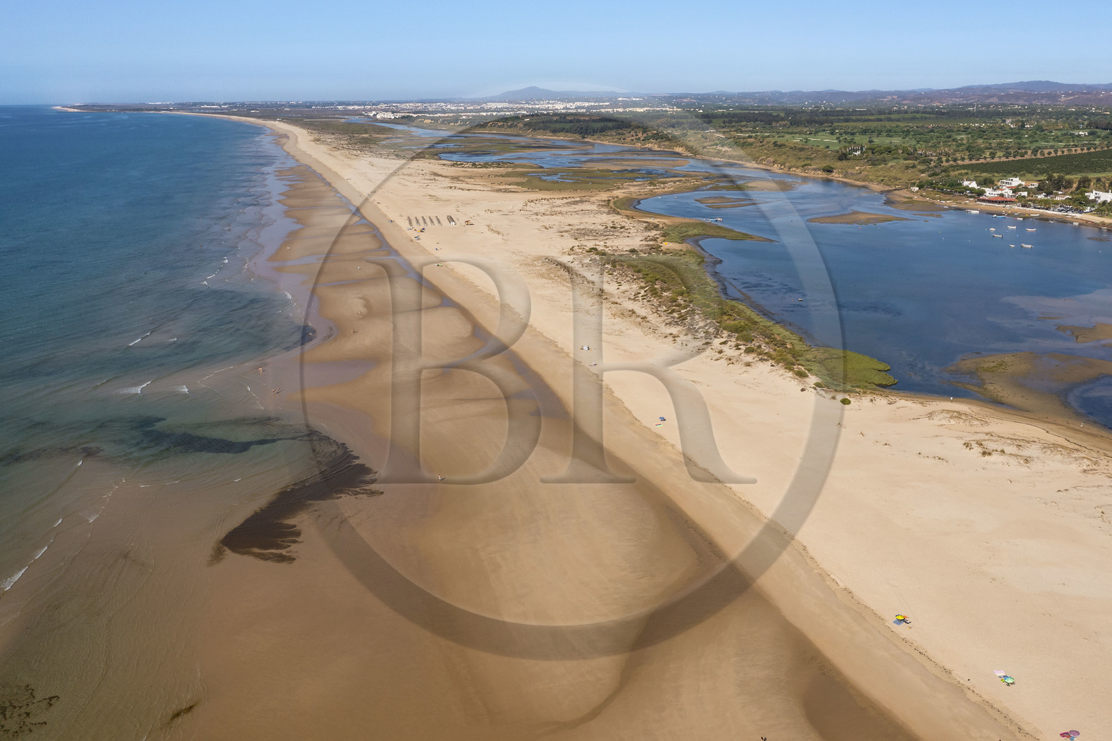 Portugal, Algarve, Parc Naturel de la Ria Formosa, Tavira, plage du village de Cacela Velha (vue aérienne)