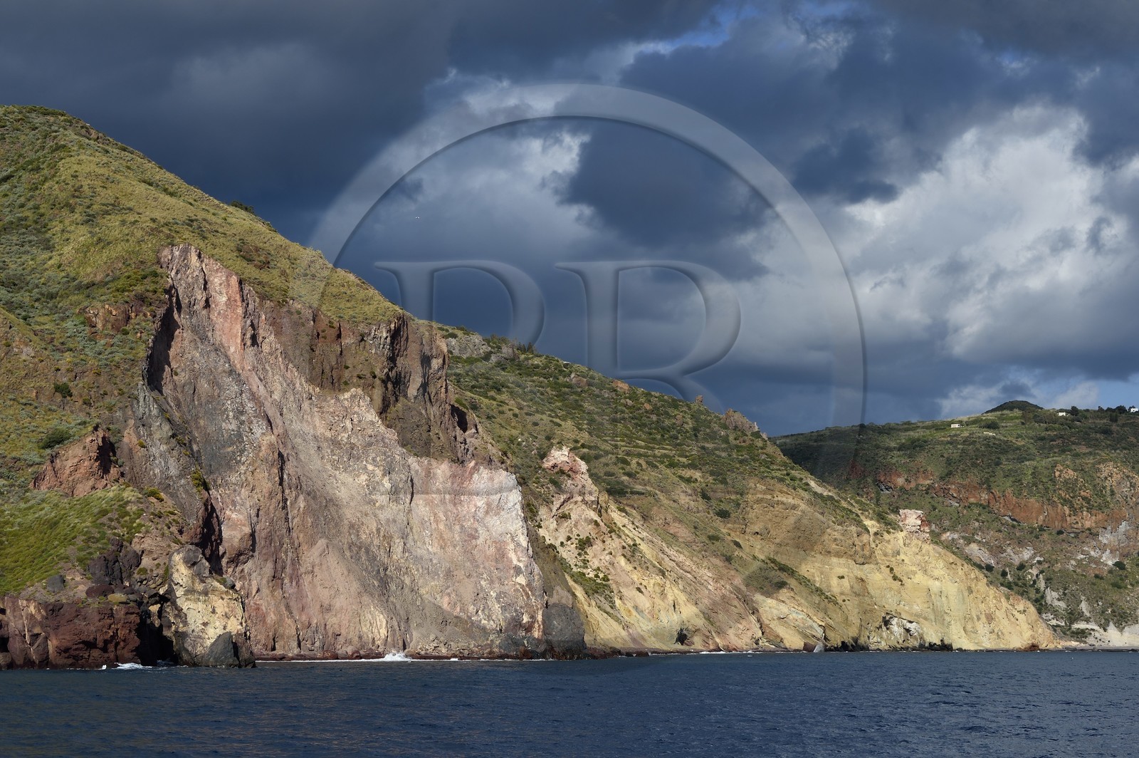 Italie, Sicile, iles Eoliennes, classées Patrimoine Mondial de l'UNESCO, Ile de Lipari, les falaises de la côte Sud-Ouest de l'île à Quattrocchi