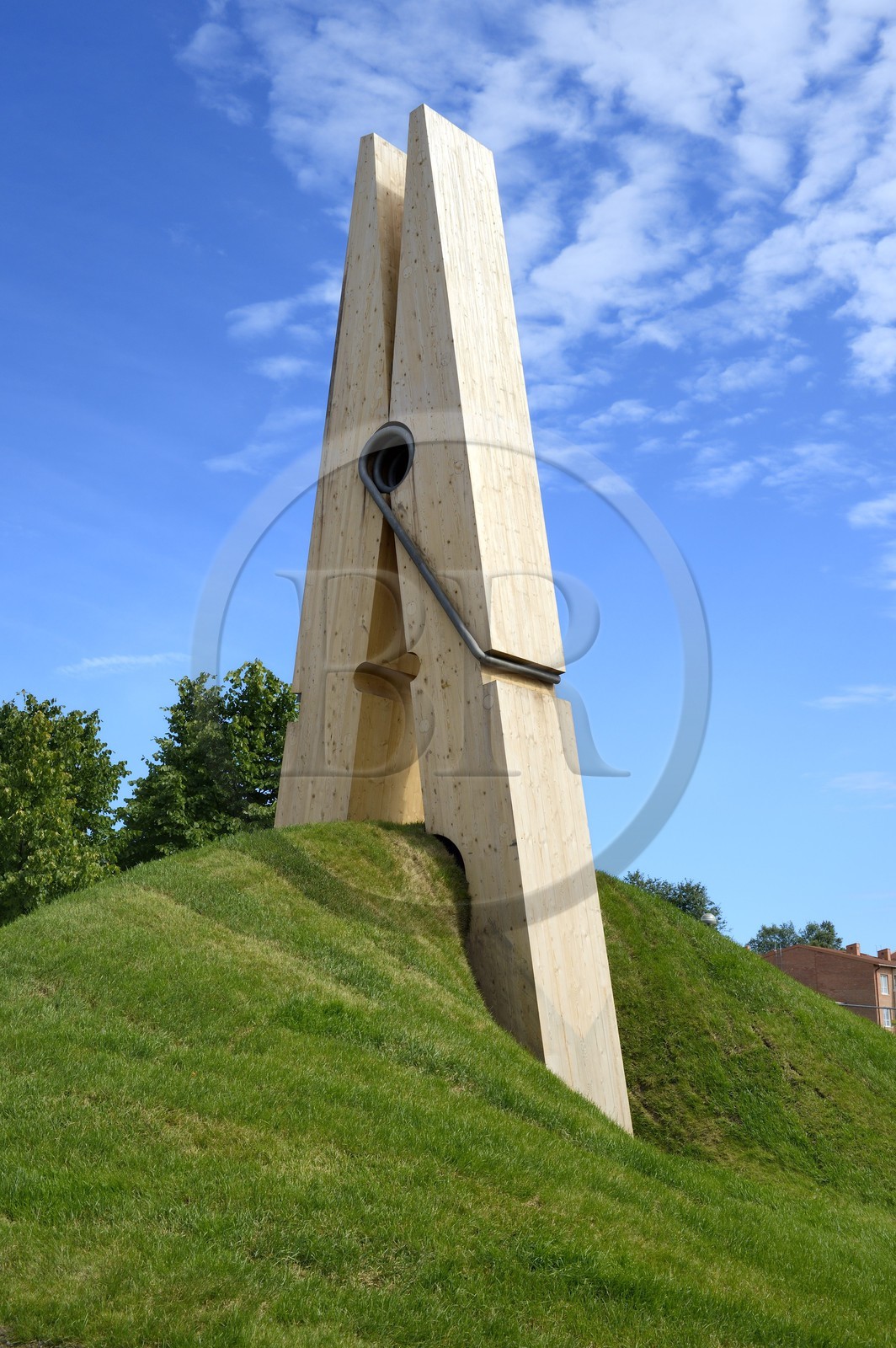 Suède, Comté de Vasterbotten, Umea, le Bildmuseet (Musée d'art contemporain et de la culture visuelle) à Umea Arts Campus, oeuvre la Pince à Linge de Mehmet Ali Uysal