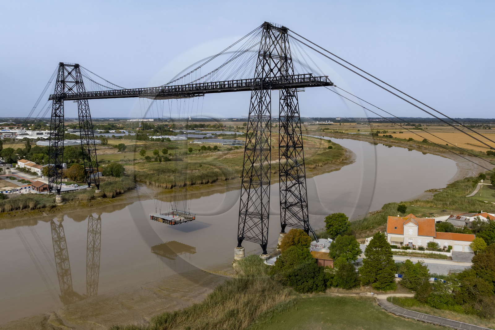 France, Charente-Maritime (17),  Rochefort, le pont transbordeur de Rochefort (ou Martrou) construit par Ferdinand Arnodin en 1900, la nacelle est en translation au dessus du fleuve Charente (vue aérienne)