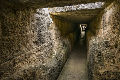 France, Gard (30), le Pont du Gard classé Patrimoine Mondial de l'UNESCO, Grand Site de France, pont aqueduc romain qui enjambe le Gardon, concrétions calcaires déposées au fil des années sur les parois intérieures du conduit de l'aqueduc dans la partie supérieur du pont
