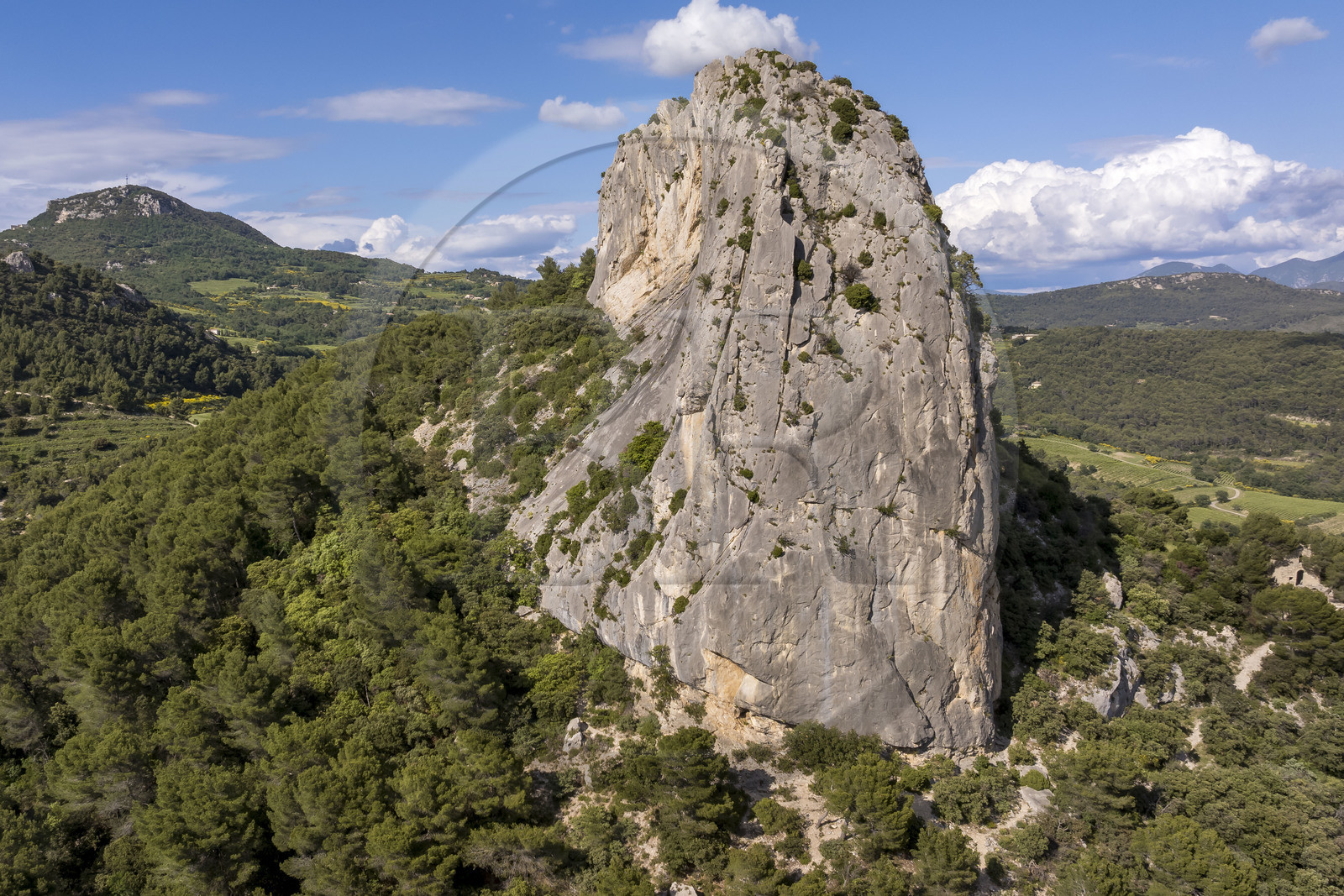 France, Vaucluse (84), Dentelles de Montmirail, Lafare, piton calcaire en forme de pain de sucre sur l'un des contreforts des Dentelles Sarrasines au col du Cayron et surplombant la cascade Saint-Christophe sur la Salette, la chapelle Saint-Christophe sur la droite et le sommet de la crète de Saint Amand en arrière plan à gauche (vue aérienne)