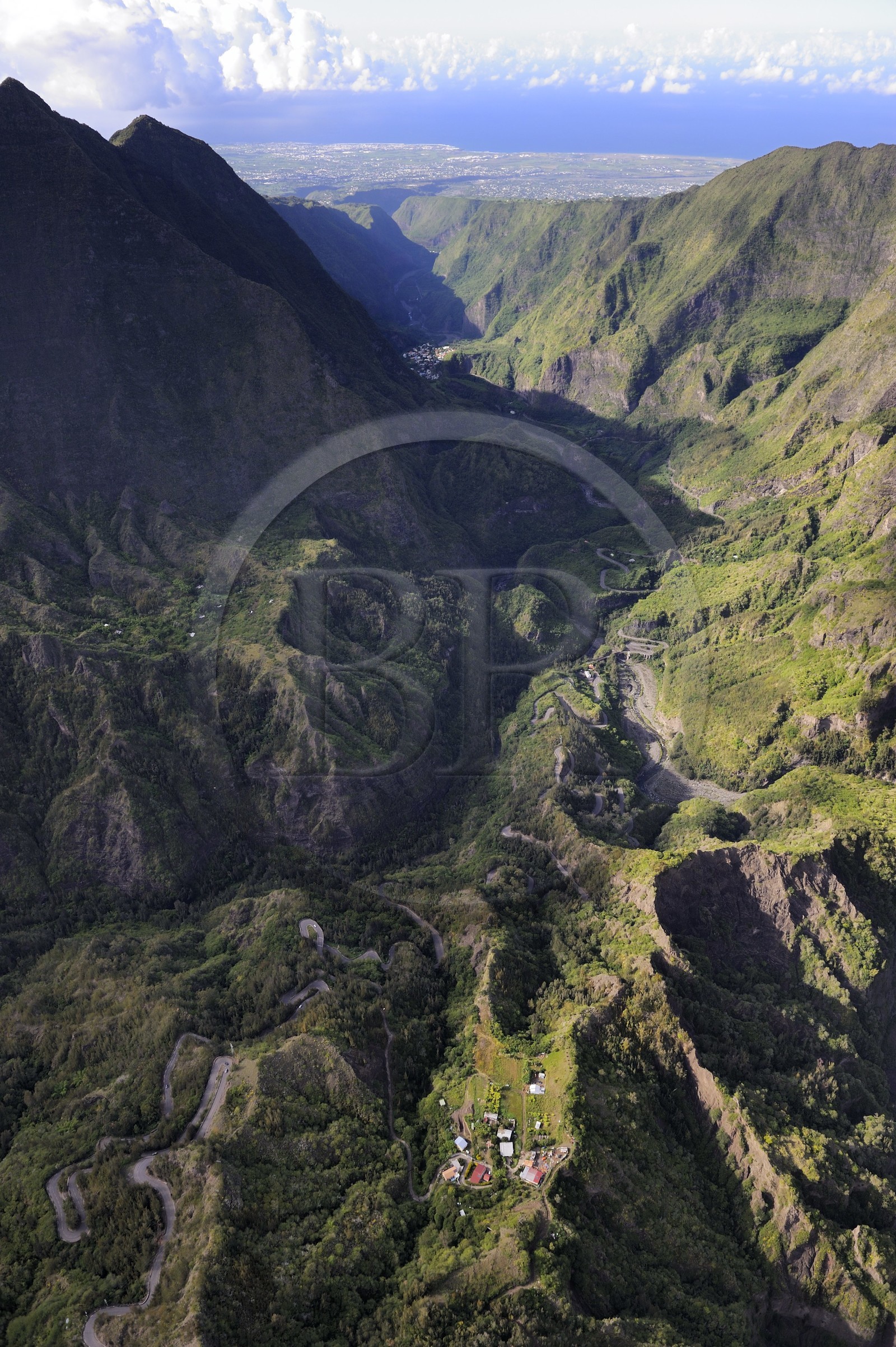 France, Ile de la Reunion, le cirque de Cilaos, classé Patrimoine Mondial de l'UNESCO, la route nationale 5 d'accès au cirque aussi appelée Route aux 400 virages et la côte ouest vers Saint-Louis en arrière plan (vue aérienne)