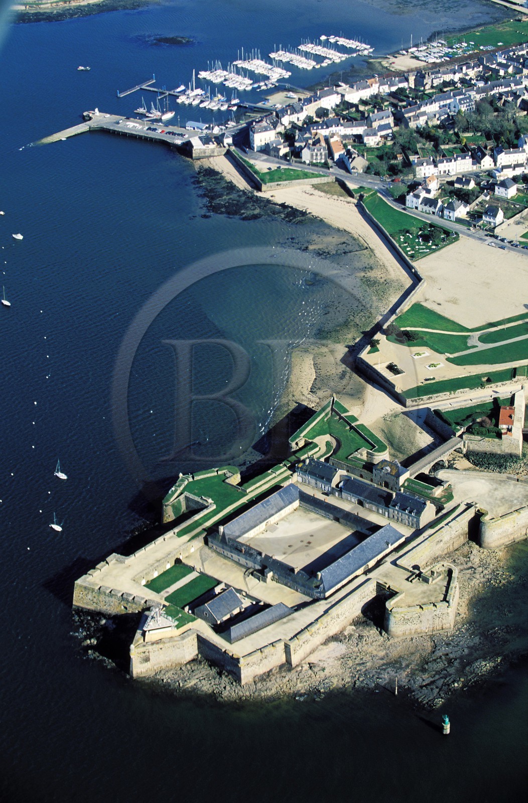 France, Morbihan (56), la citadelle de Port-Louis remaniée par Vauban, à l' entrée de la rade de Lorient (vue aérienne)