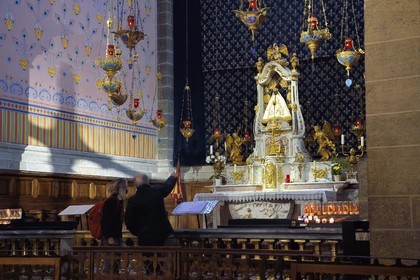 France, Haute-Loire (43), Le Puy-en-Velay, étape des chemins de Compostelle, la cathédrale Notre-Dame-de-l'Annonciation du XIIe siècle classée Patrimoine Mondial de l'UNESCO, statue de Marie portant son enfant surnommée La vierge noire (XVIIe siècle)