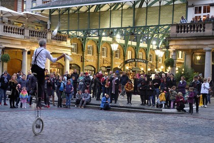 Royaume-Uni, Londres, Covent Garden, l'ancien marché de fruits et légumes de la place Centrale, maintenant un site commercial et touristique