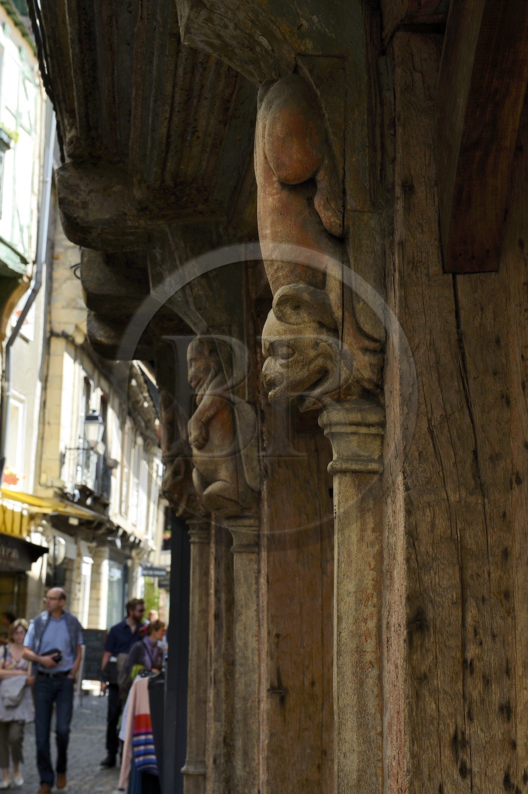 France, Morbihan (56), Golfe du Morbihan, Vannes, des animaux fantastiques sculptées en bois ornant la maison à pans de bois Maison aux Lions au 13 rue Saint Salomon