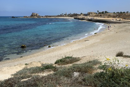 Israël, district d'Haifa, Césarée (Caesarea Maritima), ruines de Césarée et la citadelle croisée en arrière plan