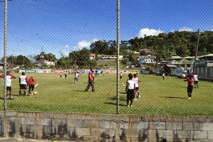 Caraïbes, Ile de la Dominique, la capitale Roseau, écoliers à l'entrainement de football