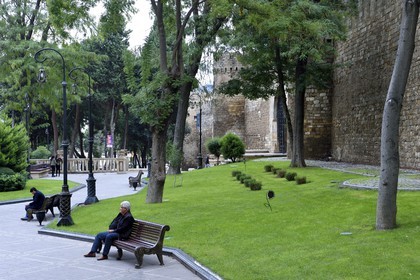 Azerbaïdjan, Bakou, Vieille ville, classée au patrimoine mondial de l'UNESCO, le parc Sabir Bagi au pied des anciens remparts