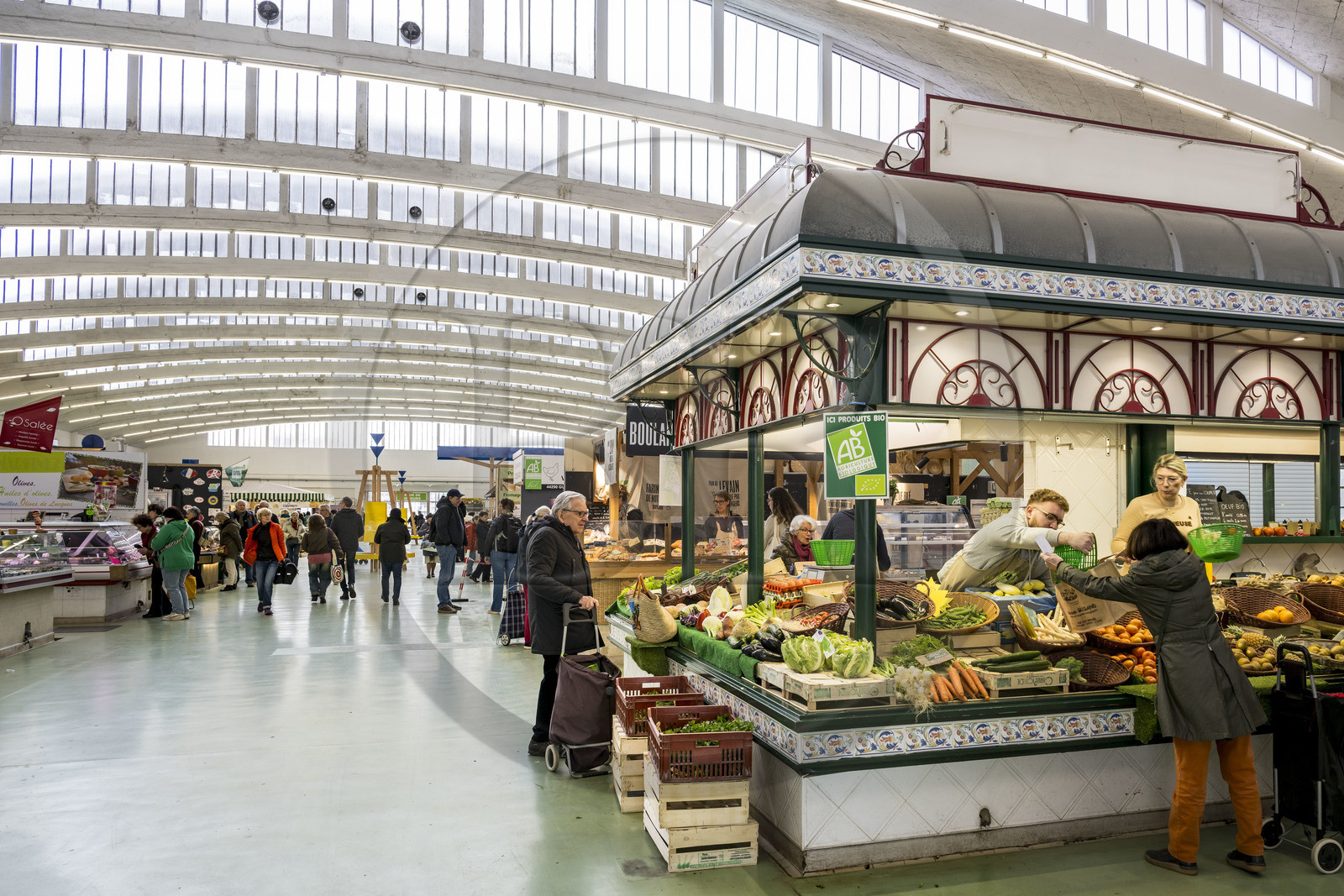 France, Loire-Atlantique, Saint-Nazaire, the covered market halls of Saint-Nazaire built between 1956 and 1958, organic fruit and vegetable stall
