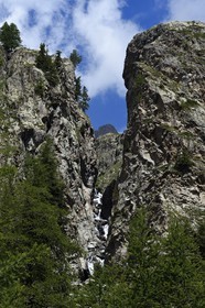 France, Alpes-Maritimes (06), parc national du Mercantour, vallée de la Valmasque, cascade dans le verrou glaciaire