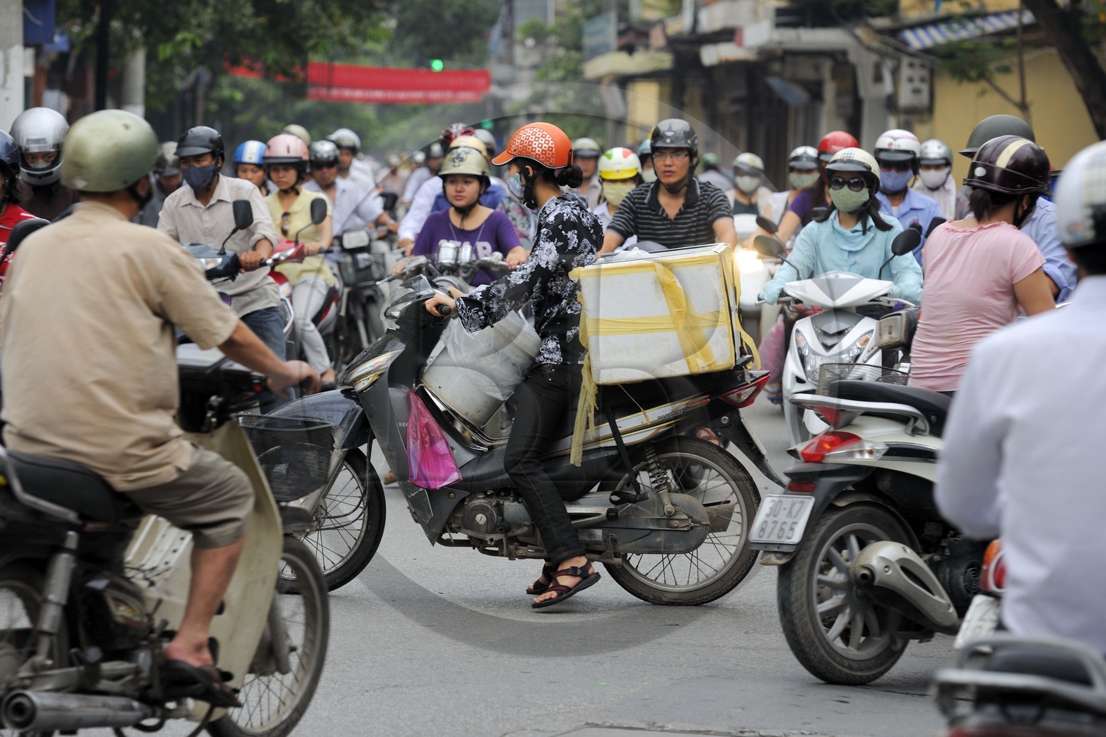 Vietnam, Hanoï, circulation en moto dans la vieille ville