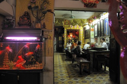 Vietnam, Hanoï, quartier des 36 rues dans la vieille ville, entrée du temple dans Pho Hang Bac