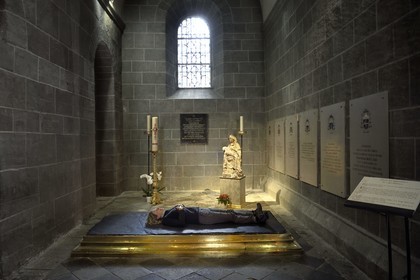 France, Haute-Loire (43), Le Puy-en-Velay, étape des chemins de Compostelle, la cathédrale Notre-Dame-de-l'Annonciation du XIIe siècle classée Patrimoine Mondial de l'UNESCO, chapelle du Saint Crucifix, grande dalle en phonolithe appelée la pierre des Fièvres ou pierre des apparitions (de la Vierge)