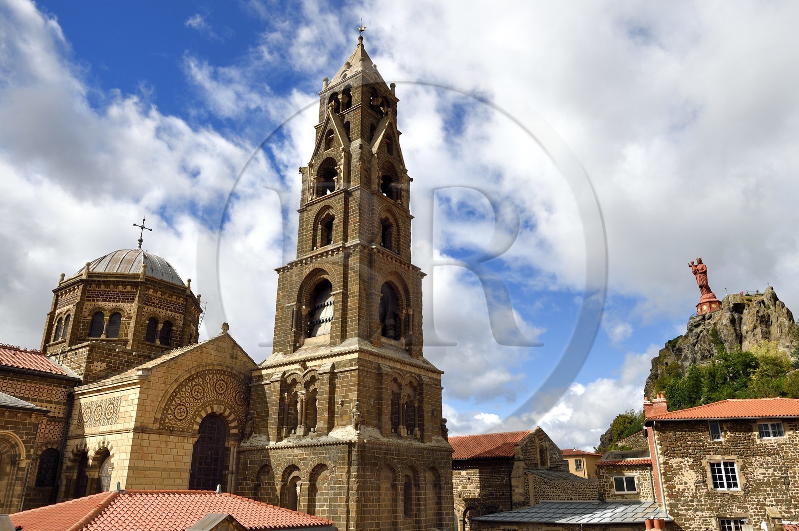 France, Haute-Loire (43), Le Puy-en-Velay, étape des chemins de Compostelle, la cathédrale Notre-Dame-de-l'Annonciation du XIIe siècle classée Patrimoine Mondial de l'UNESCO, la statue de Notre-Dame de France (de 1860) au sommet du Rocher Corneille en arrière plan